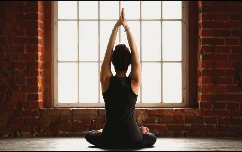 Las clases de yoga a distancia son una de las opciones para ejercitarse en esta cuarentena. ESPECIAL