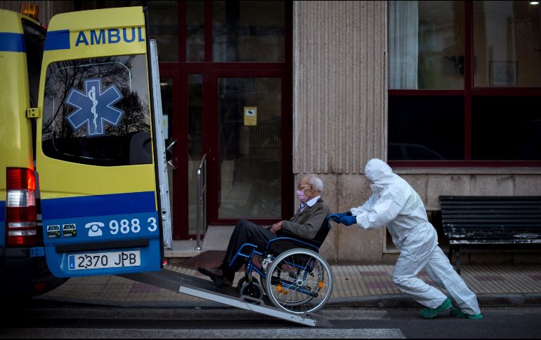 A pesar de que la cifra de muertes alcanzó un nuevo máximo diario, el aumento porcentual de nuevos casos alcanzó su menor cifra en varias semanas. EFE / B. Lorenzo