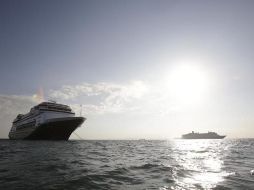 El Zandaam navegaba por el Pacífico rumbo al Puerto Everglades, Florida, con todos los pasajeros aislados y sin posibilidad de tocar puerto. EFE/C. Lemos