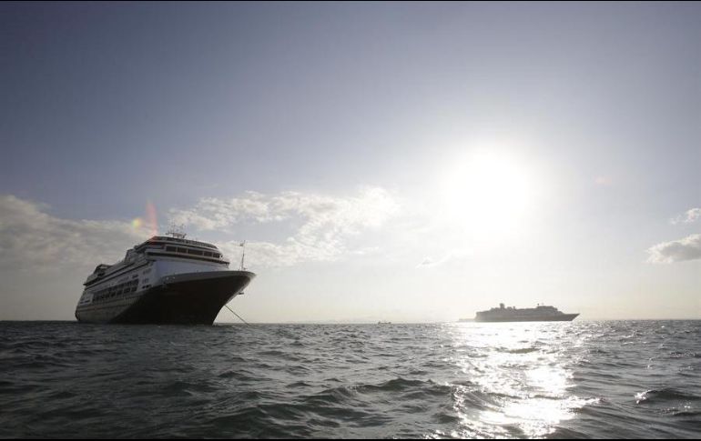 El Zandaam navegaba por el Pacífico rumbo al Puerto Everglades, Florida, con todos los pasajeros aislados y sin posibilidad de tocar puerto. EFE/C. Lemos