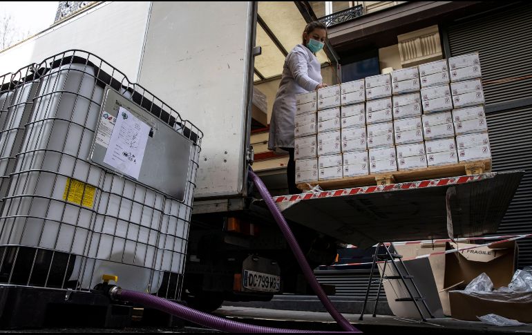 Quienes fabrican geles con 60 por ciento del alcohol han incrementado su venta en 800 por ciento. EFE/I. Langsdon