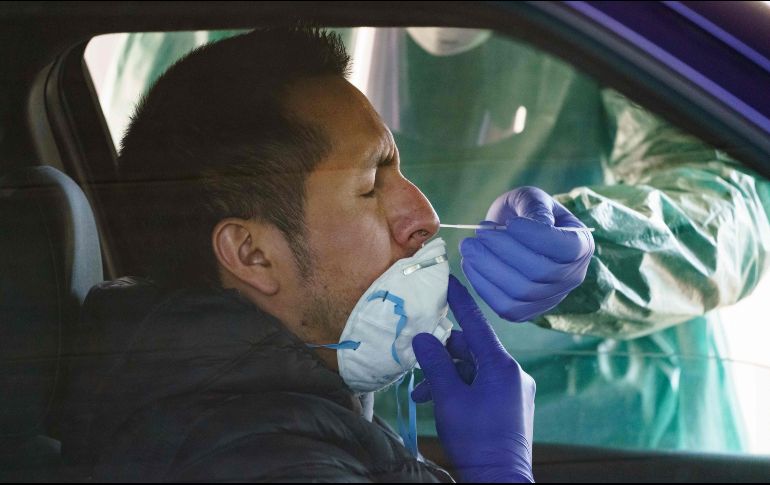 Un trabajador de la salud toma una muestra a un conductor en España. AFP/C. Manso