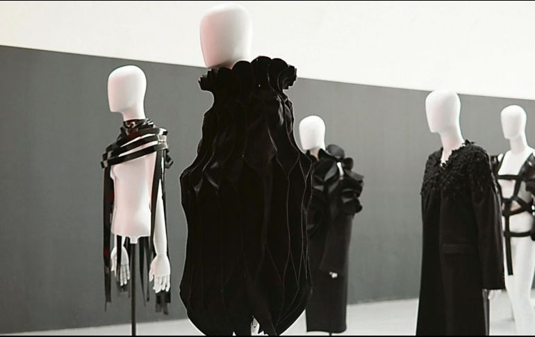 Redefinir la forma, Objetos para el cuerpo. Muestra de moda de alrededor de 30 piezas de la artista japonesa Rei Kawakubo y su escuela. ESPECIAL/MAZ