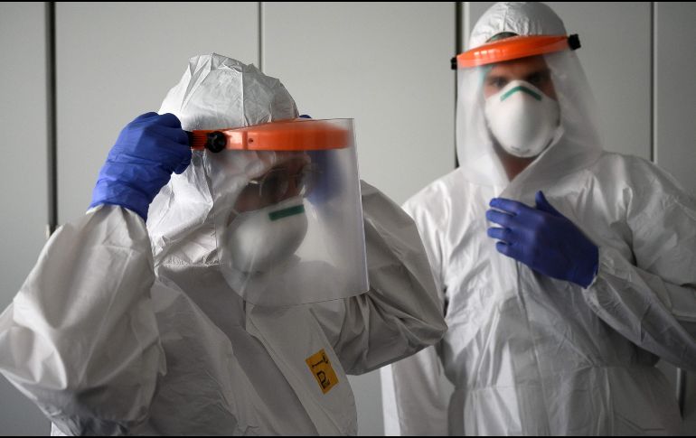 Enfermeros se colocan el equipo protector personal en un nuevo hospital para atender a pacientes de coronavirus en Verduno, Italia, previo a su apertura oficial. AFP/M. Bertorello