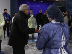 En el aeropuerto de Tijuana, antes de volar ayer a Culiacán, López Obrador recibió gel antibacterial como medida preventiva ante el coronavirus. NTX/ARCHIVO