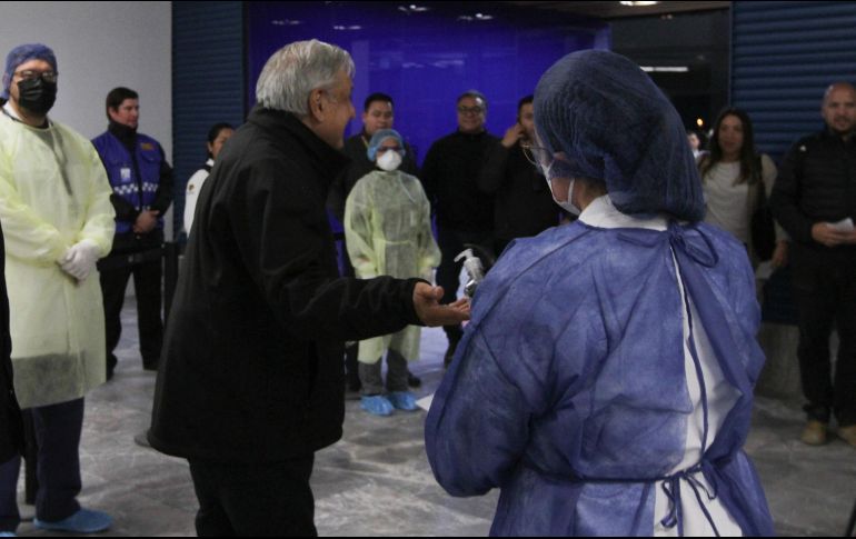 En el aeropuerto de Tijuana, antes de volar ayer a Culiacán, López Obrador recibió gel antibacterial como medida preventiva ante el coronavirus. NTX/ARCHIVO
