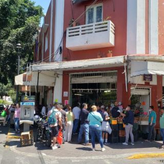 Pese a llamado federal, tapatíos abarrotan calles y comercios
