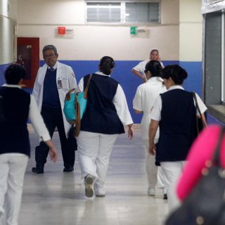 Para evitar agresiones, recomiendan a enfermeras vestir de civil en la vía pública