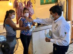El alcalde de Tomatlán estuvo repartiendo cubrebocas y gel antibacterial a ciudadanos. FACEBOOK /