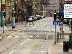 DESIERTO.  Las medidas de confinamiento empiezan a darle resultados a Italia, en la imagen, Milán. EFE