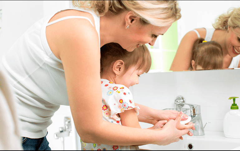 Según los expertos, debes transmitirle tranquilidad a los menores en torno al COVID-19, sin dejar de lado temas básicos como la higiene para prevenir. ESPECIAL