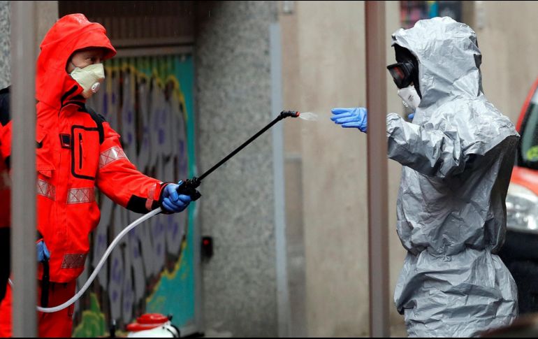 El Ministerio de Sanidad indica que en las últimas 24 horas han muerto 812 personas en España, lo que supone un ligero descenso en víctimas mortales. EFE / A. Estévez