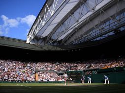 Wimbledon sólo tiene dos canchas cubiertas y no se puede celebrar más allá del verano. AFP / ARCHIVO