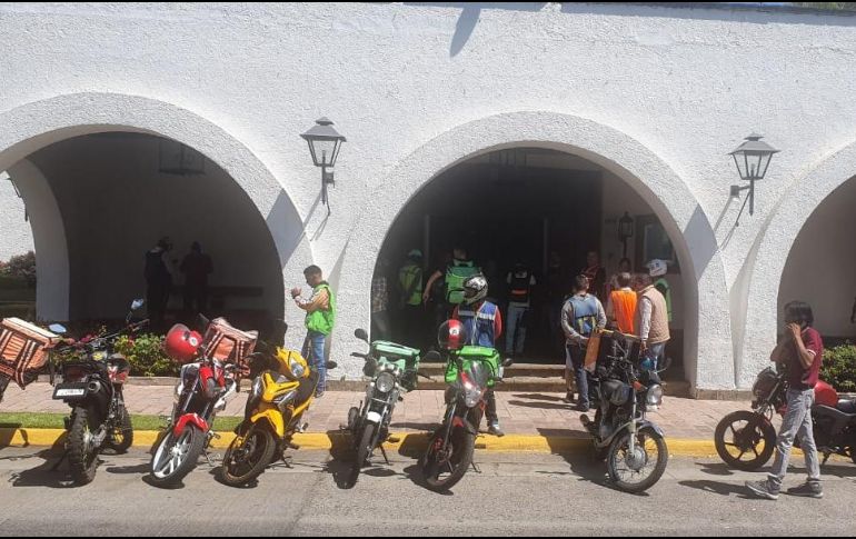 Luego de unos minutos de su presencia en Casa Jalisco los repartidores fueron movidos a Palacio de Gobierno. EL INFORMADOR / J. Velazco