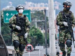 Soldados patrullan las calles de Bogotá. El cese al fuego permitirá un mejor manejo de la crisis sanitaria. AFP/G. Muñoz