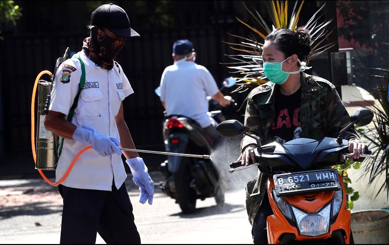 Según las estadísticas oficiales, Indonesia registró mil 528 casos de contagios y 136 decesos, pero muchos consideran que las cifras están infravaloradas. AP / T. Syuflana