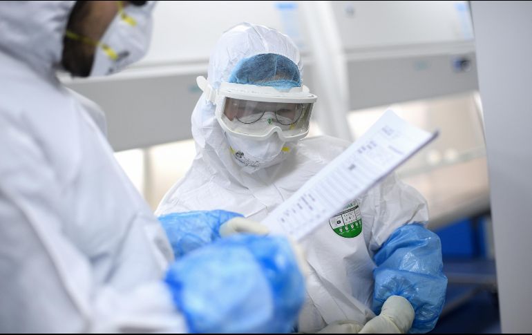 La transmisión se hace posible de una persona a otra, por medio de las gotitas respiratorias y al entrar en contacto de una superficie en que ha quedado impregnado el virus. AFP / ARCHIVO