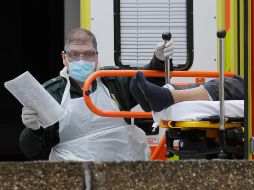 Un enfermo llega en ambulancia al hospital St Thomas en Londres, uno de muchos hospitales que atienden los casos de coronavirus. AP/K. Wigglesworth
