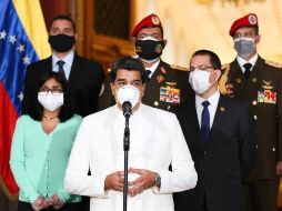 El presidente de Venezuela, Nicolás Maduro (c), usa una mascarilla durante una conferencia de prensa desde el Palacio de Miraflores, en Caracas. EFE/PALACIO DE MIRAFLORES