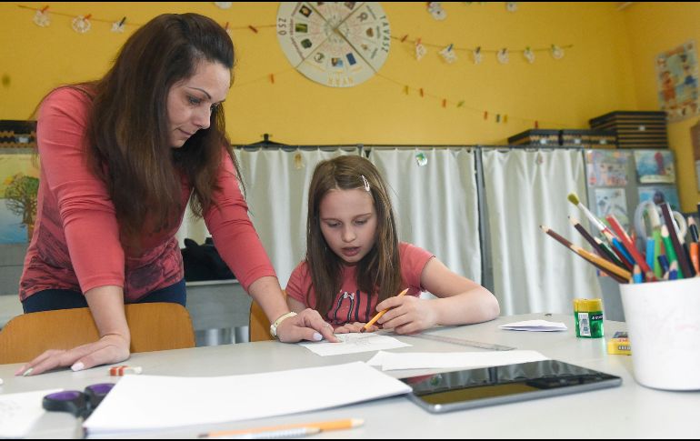 Asociaciones de psicólogos, educadores y padres de familia pidieron a las autoridades relajar las reglas de confinamiento para los niños. AP/N. Bruzak