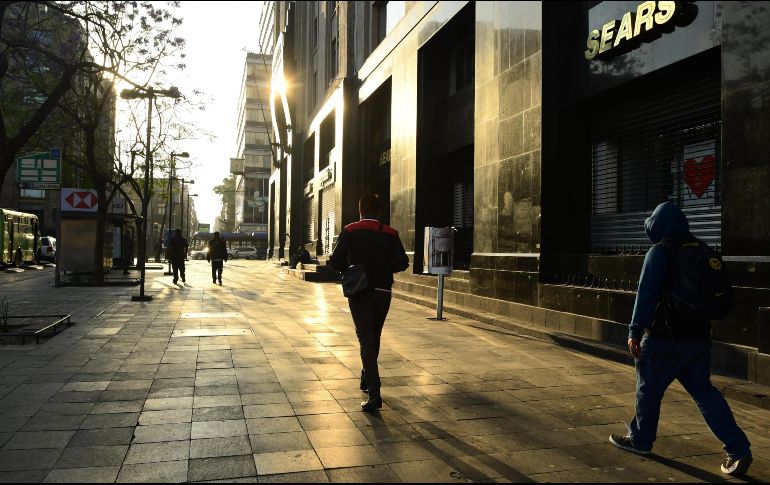 Los establecimientos deberán cerrar hasta el 30 de abril, salvo tiendas de aliments, limpieza y telecomunicaciones, entre otros rubros. EFE/J. Núñez