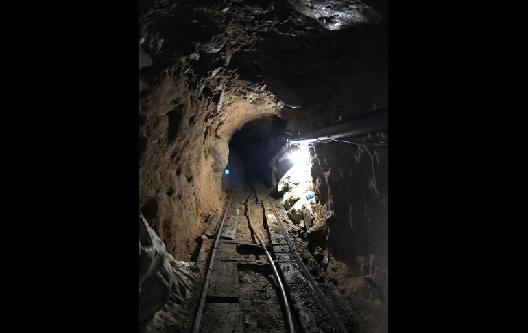El túnel tiene paredes reforzadas, ventilación, iluminación y un sistema ferroviario subterráneo. ESPECIAL/DEA