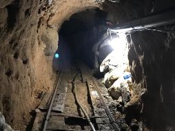 El túnel tiene paredes reforzadas, ventilación, iluminación y un sistema ferroviario subterráneo. ESPECIAL/DEA