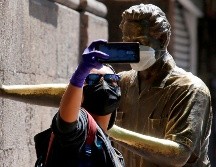 Durante los últimos días, en redes sociales se difunden noticias falsas sobre las acciones del gobierno para atender la crisis de salud por el coronavirus. AFP / U. Ruiz