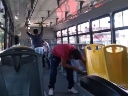 Los encargados de la ruta T18-A (antes conocida como 622) hacen labores de desinfección de unidades como parte de las acciones preventivas de contagios de COVID-19- FACEBOOK / Ruta622