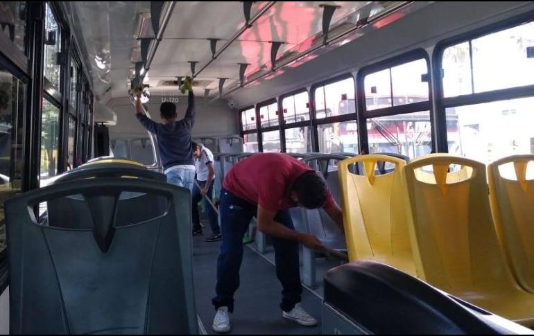 Los encargados de la ruta T18-A (antes conocida como 622) hacen labores de desinfección de unidades como parte de las acciones preventivas de contagios de COVID-19- FACEBOOK / Ruta622