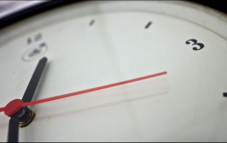 Este sábado 4 de abril quédate en casa y antes de irte a dormir adelanta una hora tu reloj para que el domingo inicies tu día con el nuevo horario. NOTIMEX/Archivo