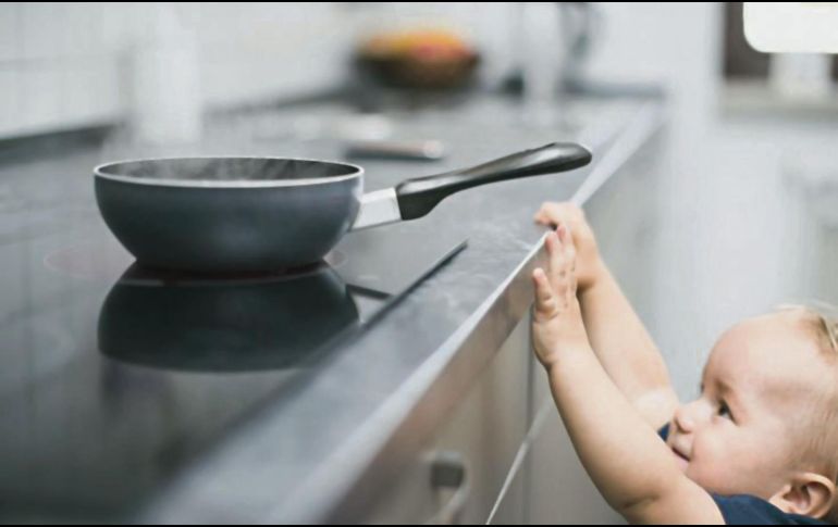 PREVENCIÓN. Evite que los pequeños estén en la cocina mientras se preparan los alimentos. ESPECIAL