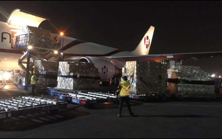Representantes de la Secretaría de Relaciones Exteriores de México, la Secretaría de Salud y la Aduana recibieron los materiales en el aeropuerto. ESPECIAL / ccchinamexico.org