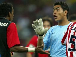 Oswaldo debutó profesionalmente con los Rojinegros en 1993 y permaneció en el club hasta 1996, cuando fue vendido a las Águilas del América. Luego jugó para el Rebaño. EL INFORMADOR / ARCHIVO