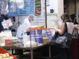 Las actividades no se detienen durante casi las 24 horas del día a lo largo y ancho de las 327 hectáreas de la Central de Abasto de Ciudad de México. EFE/J. Pazos