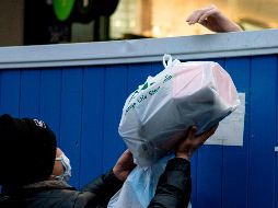 Medios locales reportan que China, tras dos meses de confinamiento por coronavirus, reanudó la venta de animales exóticos, específicamente de murciélagos. AFP / N. Celis