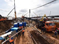 Trabajadores construyen un hospital para atender pacientes con COVID-19 a las afueras de Moscú. AFP/V. Maximov