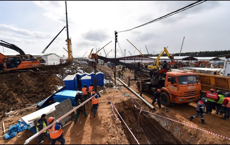 Trabajadores construyen un hospital para atender pacientes con COVID-19 a las afueras de Moscú. AFP/V. Maximov