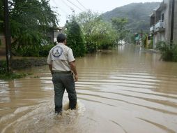 El desbordamiento de los arroyos La Colorada y La Culebra provocaron que el agua derribara bardas y destruyera diversos elementos urbanos. NTX / ARCHIVO