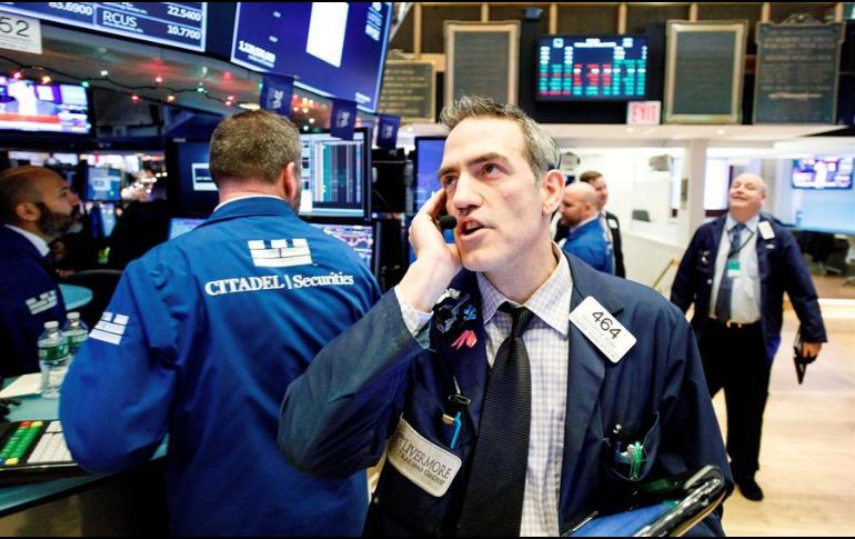 Wall Street reaccionó con pesimismo a las últimas cifras sobre la pandemia de coronavirus en Estados Unidos. EFE/J. Lane