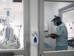 Un enfermero se prepara para ingresar en la unidad de cuidados intensivos en una clínica donde se atiende un paciente sospechoso de tener el virus. EFE/E. Guzman Jr