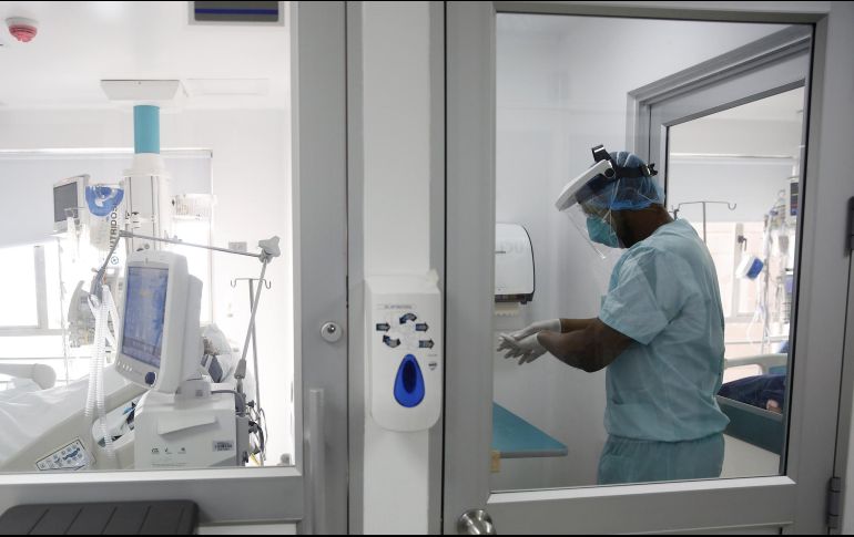 Un enfermero se prepara para ingresar en la unidad de cuidados intensivos en una clínica donde se atiende un paciente sospechoso de tener el virus. EFE/E. Guzman Jr