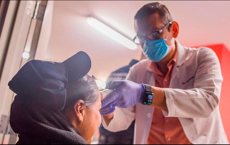 Los manifestantes piden que se dote al hospital de camas, tomas de oxígeno, respiradores, ventiladores y camillas especiales para transportar personas infectadas. EFE/F. Guasco