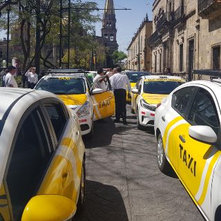Gobierno apoya con 100 taxis a enfermeras tras agresiones