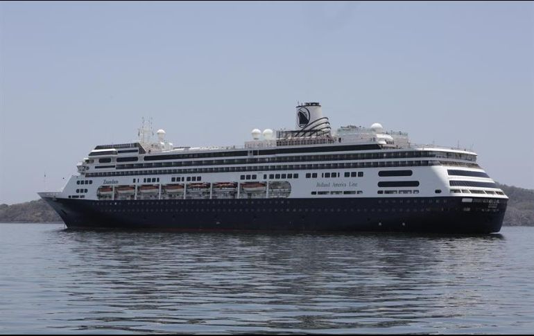 El martes, la Armada retiró a un pasajero en estado crítico del crucero Marella Explorer 2 para que lo atendieran de emergencia. EFE/C. Lemos