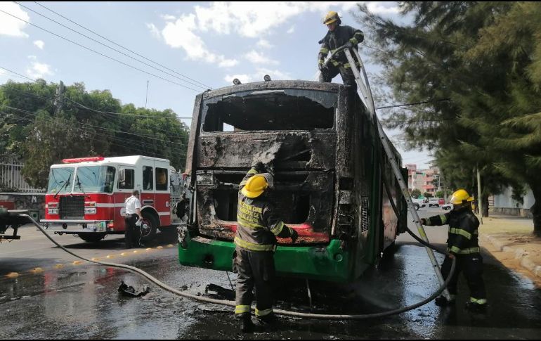 Los bomberos proceden a labores de retiro de la unidad y limpieza en el sitio. No se reportaron personas lesionadas por este siniestro. ESPECIAL