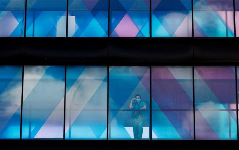 Un trabajador de la salud toma un descanso en el Hospital Mount Sinai, en Nueva York. EFE/J. Lane