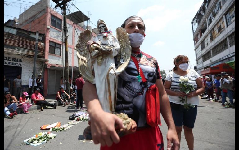 Aunque el culto es motivo de polémica por no estar aprobado por la Iglesia católica, decenas de fieles acuden a pedir, particularmente, por el cese de la pandemia. EFE/M. Guzmán