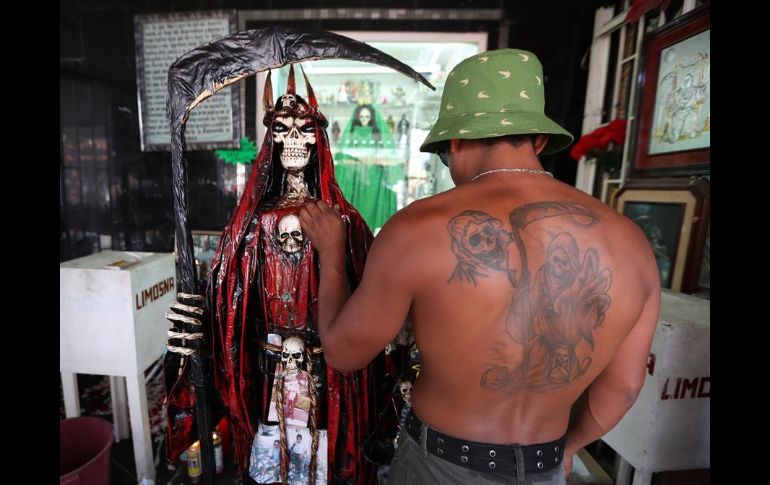 Aunque el culto es motivo de polémica por no estar aprobado por la Iglesia católica, decenas de fieles acuden a pedir, particularmente, por el cese de la pandemia. EFE/M. Guzmán