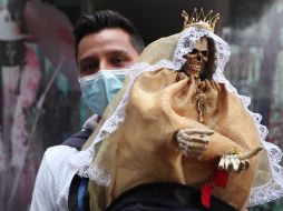 Aunque el culto es motivo de polémica por no estar aprobado por la Iglesia católica, decenas de fieles acuden a pedir, particularmente, por el cese de la pandemia. EFE/M. Guzmán